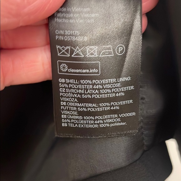 Elegant Black Women's Blazer by H and M - Picture 5 of 6